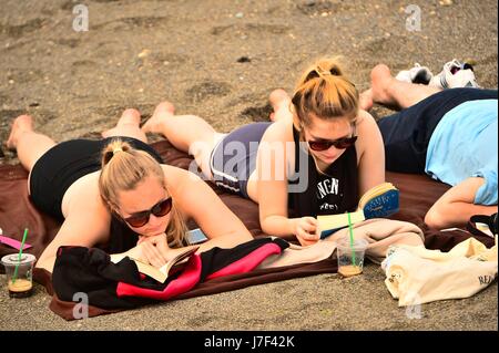 Aberystwyth Wales Uk, Thursday 25 May 2017  UK Weather: People enjoying a morning of fine warm sunshine   in Aberystwyth ,Ceredigion,  West Wales.    Temperatures today are expected to reach the high 20s Centigrade in many part of the UK, making it the warmest day of the year so far     photo credit Keith Morris / Alamy Live News Stock Photo