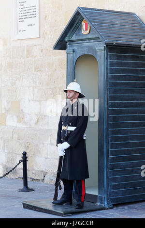 Guard with white helmet in front of the Presidential Palace, former Grand Palace, Valletta, Malta Stock Photo