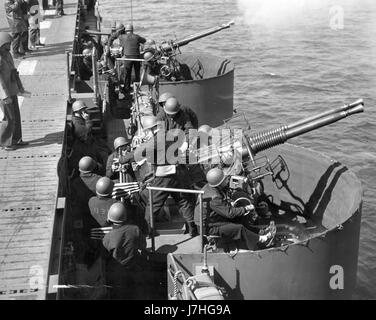 WW II - Two twin 40mm Bofors guns, practicing for battle. Per text printed on this photo's back, these guns are mounted on 'one of America's newest aircraft carriers--a sleek, streamlined warship converted from a light cruiser.''   This Jun. 21, 1943 photo shows Bofors anti-aircraft guns practicing during the ship's shakedown cruise. This Official U.S. Navy photograph does not identify the ship or any of the crew.  To see my related vintage images, Search:  Prestor  vintage   WW II  weapon   vehicle Stock Photo