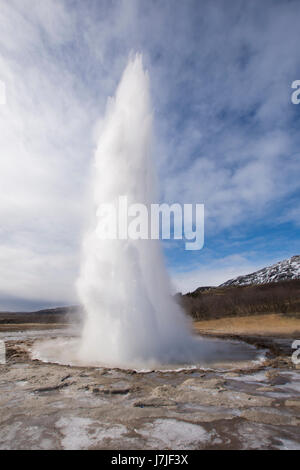 Strokkur geyser erupting, Geysir, Sudhurland, Iceland Stock Photo