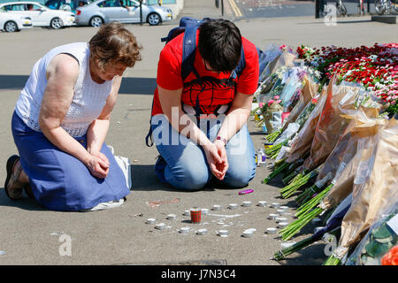 Glasgow, Scotland, UK. 25th May, 2017. George Square in Glasgow city centre came to a standstill today at 11.00am when people observed one minutes silence in support of the injured and in respect for those killed in the Manchester terrorist bombing. many people laid flowers, lit candles and prayed for those affected by the atrocity and to show solidarity with the people of Manchester. Credit: Findlay/Alamy Live News Stock Photo
