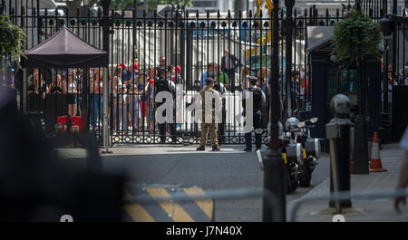 Downing Street, London, UK. 25th May, 2017. Armed British Army troops patrol inside Downing Street gates and act as sentries on the gates alongside Metropolitan police officers in heightened security procedure Operation Temperer. Credit: Malcolm Park editorial/Alamy Live News. Stock Photo