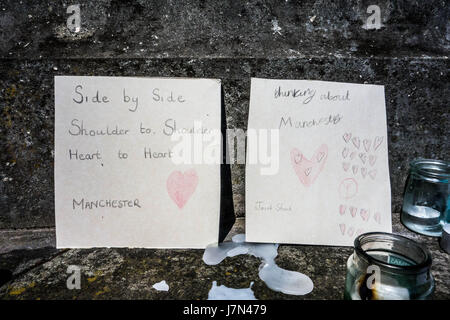 Leominster, UK. 25th May, 2017. Leominster, Herefordshire. 25th May 2017. Tributes to victims of the terrorist attack at the Ariana Grande concert in Manchester are seen on the towns cenotaph. Credit: Jim Wood/Alamy Live News Stock Photo