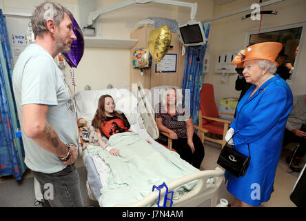 Manchester, UK. 25th May, 2017. Queen Elizabeth II (R) visits the Royal Manchester Children's Hospital to meet victims of the Manchester Arena attack, in Manchester, Britain, May 25, 2017. Credit: Xinhua/Alamy Live News Stock Photo