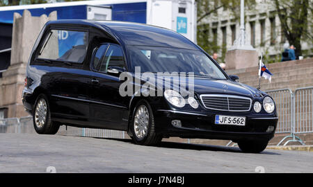 Helsinki, Finland. 25th May, 2017. A state funeral was held to honour the 9th President of Finland (1982–1994) Mauno Henrik Koivisto (25 Nov 1923–12 May 2017).. The hearse carries the State Flag in front. Credit: Hannu Mononen/Alamy Live News Stock Photo