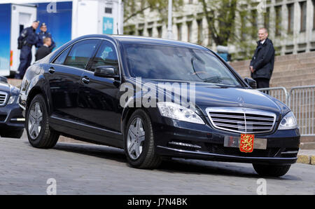 Helsinki, Finland. 25th May, 2017. A state funeral was held to honour the 9th President of Finland (1982–1994) Mauno Henrik Koivisto (25 Nov 1923–12 May 2017). The Presidential limousine follows the hearse. Credit: Hannu Mononen/Alamy Live News Stock Photo