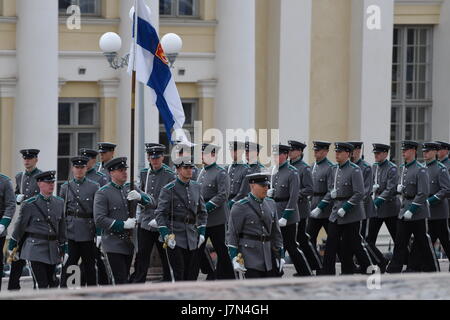 Helsinki, Finland. 25th May, 2017. The state funeral of the former President of the Republic of Finland Mauno Koivisto. Honor guard parading outside Helsinki Cathedral during funeral service of President Mauno Koivisto. Credit: Mikko Palonkorpi/Alamy Live News. Stock Photo