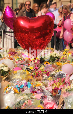 Manchester, UK. 25th May, 2017. Manchester St. Anns Square in the aftermath of the Manchester bombing Credit: Gerard Noonan/Alamy Live News Stock Photo