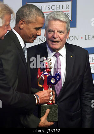 Baden-Baden, Germany. 25th May, 2017. Former US president Barack Obama (l) is awarded the Deutscher Medienpreis 2016 (German Media Prize 2016), with former German president Joachim Gauck (r) who gave the laudation, at the Kongresszentrum in Baden-Baden, Germany, 25 May 2017. Photo: Uli Deck/dpa/Alamy Live News Stock Photo