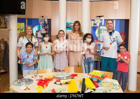 Brussels, Belgium. 25th May, 2017. U.S. First Lady Melania Trump poses with children and staff during a visit to the Queen Fabiola Children's University Hospital May 25, 2017 in Brussels. Credit: Planetpix/Alamy Live News Stock Photo