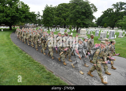 Arlington, USA. 25th May, 2017. Soldiers from the 3rd U.S. Infantry Regiment march before the 'Flags-In' ceremony at the Arlington National Cemetery in Arlington, Virginia, the United States, on May 25, 2017. More than 1,000 soldiers placed flags for over 284,000 graves in the cemetery ahead of Memorial Day, the last Monday of May. Credit: Yin Bogu/Xinhua/Alamy Live News Stock Photo