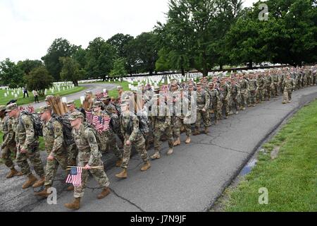 Arlington, USA. 25th May, 2017. Soldiers from the 3rd U.S. Infantry Regiment march before the 'Flags-In' ceremony at the Arlington National Cemetery in Arlington, Virginia, the United States, on May 25, 2017. More than 1,000 soldiers placed flags for over 284,000 graves in the cemetery ahead of Memorial Day, the last Monday of May. Credit: Yin Bogu/Xinhua/Alamy Live News Stock Photo