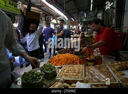 Nablus, West Bank City of Nablus. 25th May, 2017. Palestinians shop in a market ahead of the Muslim fasting month of Ramadan, in the West Bank City of Nablus, on May 25, 2017. Credit: Ayman Nobani/Xinhua/Alamy Live News Stock Photo