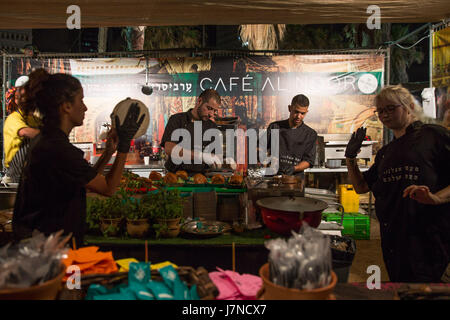 Tel Aviv, Israel. 25th May, 2017. Chefs make food during a food festival in Tel Aviv, Israel, on May 25, 2017. A food festival was held in Tel Aviv from May 23 to May 25. Credit: Guo Yu/Xinhua/Alamy Live News Stock Photo