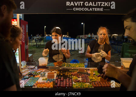 Tel Aviv, Israel. 25th May, 2017. People participate in a food festival in Tel Aviv, Israel, on May 25, 2017. A food festival was held in Tel Aviv from May 23 to May 25. Credit: Guo Yu/Xinhua/Alamy Live News Stock Photo