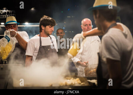 Tel Aviv, Israel. 25th May, 2017. Chefs make food during a food festival in Tel Aviv, Israel, on May 25, 2017. A food festival was held in Tel Aviv from May 23 to May 25. Credit: Guo Yu/Xinhua/Alamy Live News Stock Photo