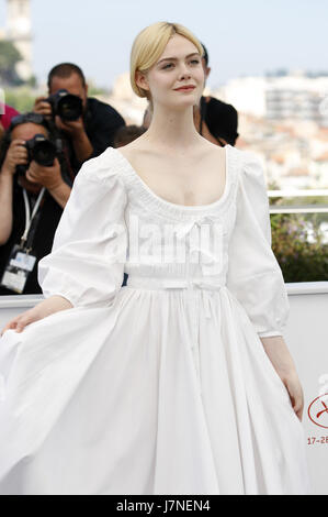 Cannes, Frankreich. 24th May, 2017. Elle Fanning at the 'The Beguiled/Die Verführten' photocall during the 70th Cannes Film Festival at the Palais des Festivals on May 24, 2017 in Cannes, France | Verwendung weltweit/picture alliance Credit: dpa/Alamy Live News Stock Photo