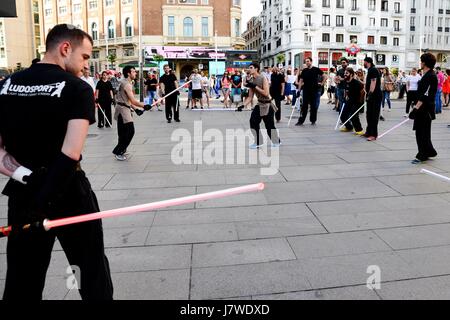 Madrid, Spain. 25th May, 2017. Madrid, Spain. 25th May 2017. Star Wars fans practicing the laser sword fight. May 25 is Geek Pride Day, initiative originated in Spain in 2006 as ' D'a del orgullo friki' and spread around the world via the Internet. Credit: M.Ramirez/Pacific Press/Alamy Live News Stock Photo