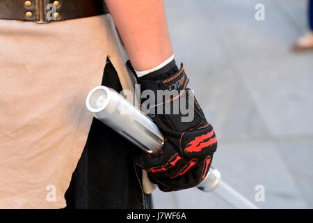 Madrid, Spain. 25th May, 2017. Madrid, Spain. 25th May 2017. Star Wars fans practicing the laser sword fight. May 25 is Geek Pride Day, initiative originated in Spain in 2006 as ' D'a del orgullo friki' and spread around the world via the Internet. Credit: M.Ramirez/Pacific Press/Alamy Live News Stock Photo