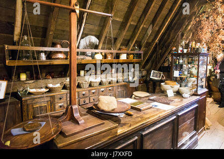 Old-fashioned herbalist apothecary pharmacy shop counter (Old Operating Theatre Museum and Herb Garret, London, UK) Stock Photo