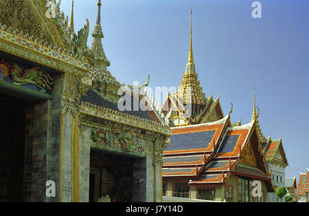 The spire of the Phra Thinang Chakri Maha Prasat, and in the foreground the Phra Thinang Amarin Winichai, Grand Palace, Bangkok, Thailand Stock Photo