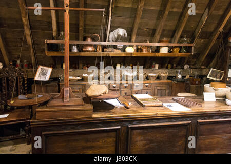 Old-fashioned herbalist apothecary pharmacy shop counter (Old Operating Theatre Museum and Herb Garret, London, UK) Stock Photo