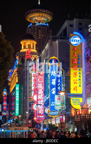 Nanjing Dong Lu shopping strip, Shanghai, China Stock Photo