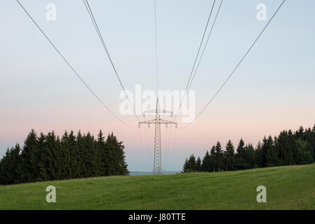 Hochspannungsleitungen bei Kaufbeuren, Allgäu, Deutschland. Overhead power line near Kaufbeuren, Allgäu, Germany. Stock Photo