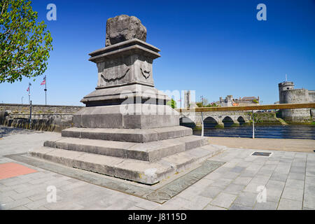 Ireland, County Limerick, Limerick City, The Treaty Stone with the River Shannon and St John's Castle. Stock Photo