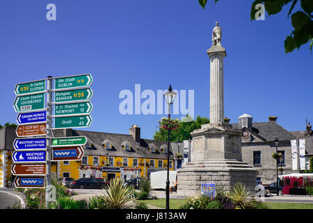 Ireland, County Mayo, Westport, The Octagon with its column and the statue of Saint Patrick. Stock Photo