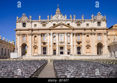 Italy, Vatican City, St Peters Square with the facade and dome of St Peters Basilica beyond. Stock Photo