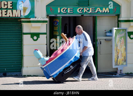 Brighton, UK. 26th May, 2017. A trader prepares for a busy day on Brighton seafront with today forecast to be the hottest day of the year so far with temperatures reaching the high 20s celsius in some parts of Britain Credit: Simon Dack/Alamy Live News Stock Photo