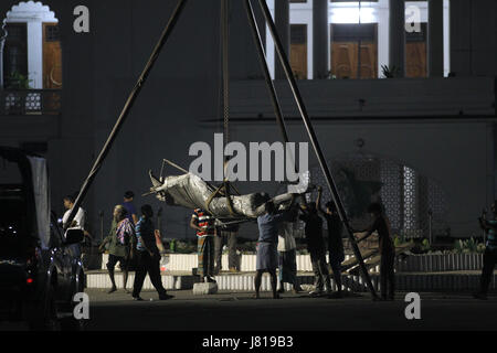 Dhaka, Bangladesh. 26th May, 2017. May 26, 2017 - Dhaka, Bangladesh - Bangladeshi workers take down a controversial statue on the premises of the country's highest court after Islamist radicals protested for months against what they called an ''un-Islamic'' Greek deity on May 26, 2017. Bangladesh on May 26 removed a controversial statue depicting a goddess of justice outside its Supreme Court that religious hardliners had deemed ''un-Islamic'', a move its creator said marked a victory for Islamists. © Monirul Alam Credit: Monirul Alam/ZUMA Wire/Alamy Live News Stock Photo