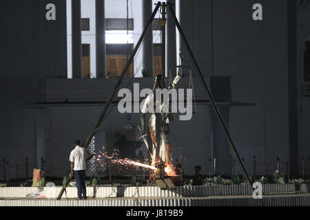 Dhaka, Bangladesh. 26th May, 2017. May 26, 2017 - Dhaka, Bangladesh - Bangladeshi workers take down a controversial statue on the premises of the country's highest court after Islamist radicals protested for months against what they called an ''un-Islamic'' Greek deity on May 26, 2017. Bangladesh on May 26 removed a controversial statue depicting a goddess of justice outside its Supreme Court that religious hardliners had deemed ''un-Islamic'', a move its creator said marked a victory for Islamists. © Monirul Alam Credit: Monirul Alam/ZUMA Wire/Alamy Live News Stock Photo