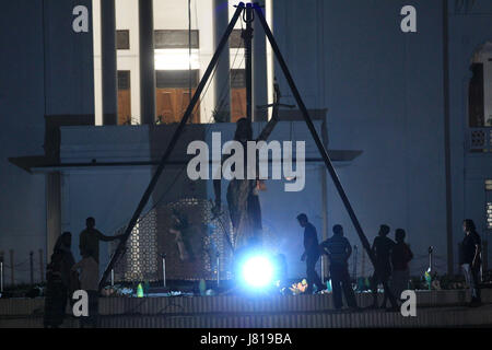 Dhaka, Bangladesh. 26th May, 2017. May 26, 2017 - Dhaka, Bangladesh - Bangladeshi workers take down a controversial statue on the premises of the country's highest court after Islamist radicals protested for months against what they called an ''un-Islamic'' Greek deity on May 26, 2017. Bangladesh on May 26 removed a controversial statue depicting a goddess of justice outside its Supreme Court that religious hardliners had deemed ''un-Islamic'', a move its creator said marked a victory for Islamists. © Monirul Alam Credit: Monirul Alam/ZUMA Wire/Alamy Live News Stock Photo