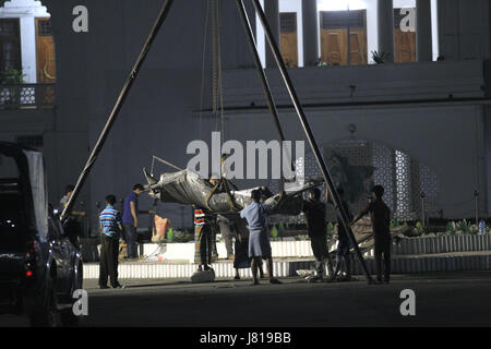 Dhaka, Bangladesh. 26th May, 2017. May 26, 2017 - Dhaka, Bangladesh - Bangladeshi workers take down a controversial statue on the premises of the country's highest court after Islamist radicals protested for months against what they called an ''un-Islamic'' Greek deity on May 26, 2017. Bangladesh on May 26 removed a controversial statue depicting a goddess of justice outside its Supreme Court that religious hardliners had deemed ''un-Islamic'', a move its creator said marked a victory for Islamists. © Monirul Alam Credit: Monirul Alam/ZUMA Wire/Alamy Live News Stock Photo