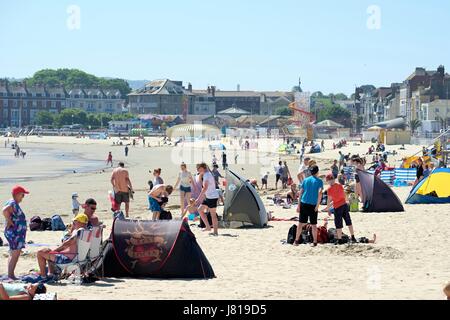 Weymouth, Dorset, UK. 26th May, 2017. Weymouth beach begins to fill up as beach goers settle under a clear blue sky on Weymouth's award Winning beach as temperatures continue to clim Credit: Tom Corban/Alamy Live News Stock Photo