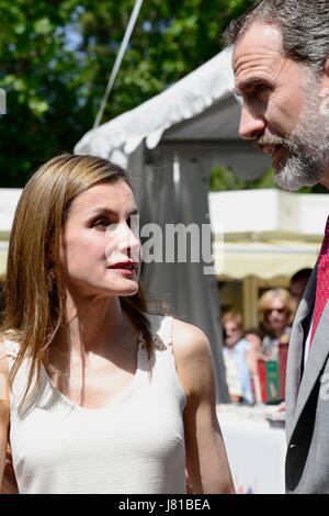 Madrid, Spain. 26th May, 2017. Spain's King Felipe VI and his wife, Queen Letizia  attends The Opening of Madrid Book Fair. This 76th edition will be held from 26th May to 11th June and Portugal is the invited country. Today, the over 350 stalls set up along the Paseo de Carruajes avenue in Madrid's Retiro park offer the public discover the latest literary offerings, and also to meet their favourite writers. Credit: M.Ramirez / Alamy Live News Stock Photo
