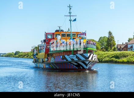 Warrington, UK. 26th May, 2017. Snowdrop ferry cruises along the Manchester Ship Canal on approach to Latchford Locks in Warrington, UK. Credit : Ian Brown/Alamy Live News. Stock Photo