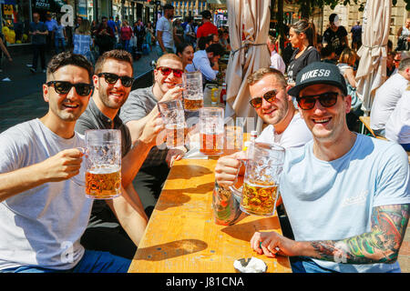 Glasgow, Scotland, UK. 26th May, 2017. As temperatures soar into the high 20 C's the people of Glasgow take time to relax and do a bit of liquid lunch and sunbathing in one of the city's outdoor cafe bars Credit: Findlay/Alamy Live News Stock Photo