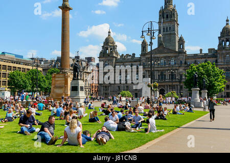 Glasgow, Scotland, UK. 26th May, 2017. As temperatures soar into the high 20 C's the people of Glasgow take time to relax and do a bit of lunch and sunbathing in George Square. Credit: Findlay/Alamy Live News