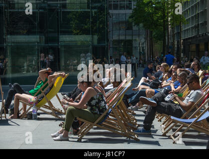 London, UK. 26th May, 2017. Workers in Regents Square in London enjoy the sunshine on deck chairs during their lunch breaks on the hottest day of the year so far. Photo date: Friday, May 26, 2017. Credit: Roger Garfield/Alamy Live News Stock Photo