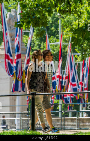 London, UK. 26th May, 2017. UK Weather. Enjoying the sun in The Mall. London 26 May 2017 Credit: Guy Bell/Alamy Live News Stock Photo