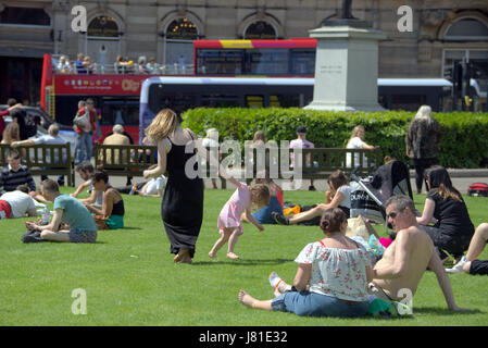 Glasgow, Scotland, UK. 26th May, 2017.  The weather brought Glaswegians out into the green spaces of George Square, the Botanics and Kelvingrove park as the temperatures soared for the second day in a row. Credit: gerard ferry/Alamy Live News Stock Photo