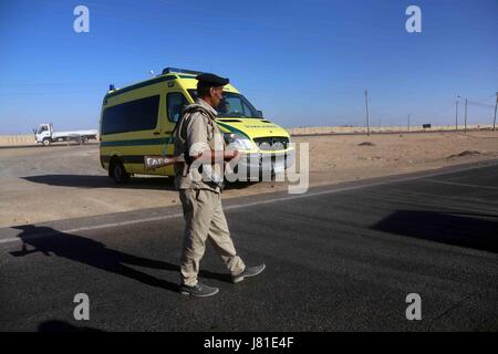 Al-Minja, Egypt. 26th May, 2017. Egyptian soldiers stand at the location of the terrorist attack near Al-Minja, Egypt, 26 May 2017. At least 26 people were killed during an attack by armed men on a bus carrying coptic Christians. 25 people were injured, a speaker of the ministry of health announced on Friday in Cairo. Unknown people opened fire on the bus near the city of Al-Minja, the motives also remain unclear. According to security sources the bus was on its way to a monastery Photo: -/dpa/Alamy Live News Stock Photo