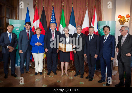 Taormina, Italy. 26th May, 2017. HANDOUT - 'President of the EU council Donald Tusk (L-R), Canada's prime minister Justin Trudeau, German chancellor Angela Merkel, US president Donald Trump, prime minister of Great Britain Theresa May, Italy's prime minister Paolo Gentiloni, president of France Emmanuel Macron, Japan's prime minister Shinzo Abe and president of the EU commission Jean-Claude Juncker stand together after signing a decleration against terrorism during the G7 summit in Taormina, Italy, 26 May 2017. Photo: Michael Kappeler/dpa/Alamy Live News Stock Photo