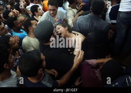 Cairo, Egypt. 26th May, 2017. Egyptians attend a funeral of the attack victims at a church in Maghagha, Minya governorate, south of Cairo, Egypt, on May 26, 2017. Gunmen opened fire on buses carrying Coptic Christians south of the Egyptian capital on Friday, killing 26 people and wounding 25, health ministry said. Credit: Ahmed Gomaa/Xinhua/Alamy Live News Stock Photo