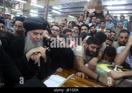 Cairo, Egypt. 26th May, 2017. Egyptians attend a funeral of the attack victims at a church in Maghagha, Minya governorate, south of Cairo, Egypt, on May 26, 2017. Gunmen opened fire on buses carrying Coptic Christians south of the Egyptian capital on Friday, killing 26 people and wounding 25, health ministry said. Credit: Ahmed Gomaa/Xinhua/Alamy Live News Stock Photo