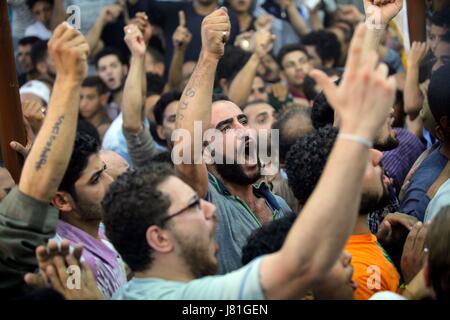 Cairo, Egypt. 26th May, 2017. Egyptians attend a funeral of the attack victims at a church in Maghagha, Minya governorate, south of Cairo, Egypt, on May 26, 2017. Gunmen opened fire on buses carrying Coptic Christians south of the Egyptian capital on Friday, killing 26 people and wounding 25, health ministry said. Credit: Ahmed Gomaa/Xinhua/Alamy Live News Stock Photo