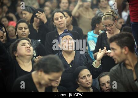 Cairo, Egypt. 26th May, 2017. Egyptians attend a funeral of the attack victims at a church in Maghagha, Minya governorate, south of Cairo, Egypt, on May 26, 2017. Gunmen opened fire on buses carrying Coptic Christians south of the Egyptian capital on Friday, killing 26 people and wounding 25, health ministry said. Credit: Ahmed Gomaa/Xinhua/Alamy Live News Stock Photo